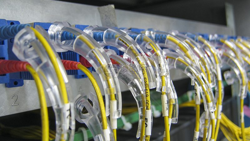 六类网线与光纤：性能差异与适用场景解析**